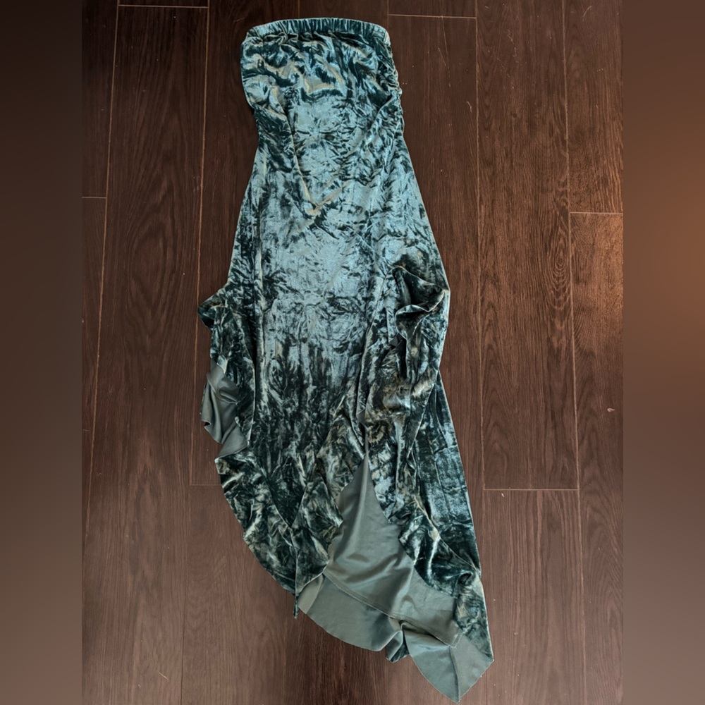 URBAN OUTFITTERS VELVET STRAPLESS DRESS